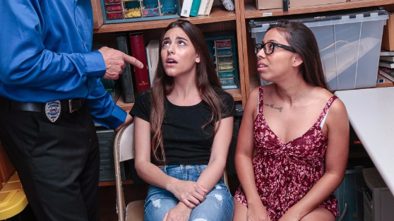 İki Seksi Hırsız, Güvenliğin Koca Sikinden Nasibini Alıyor Türkçe Altyazılı Porno