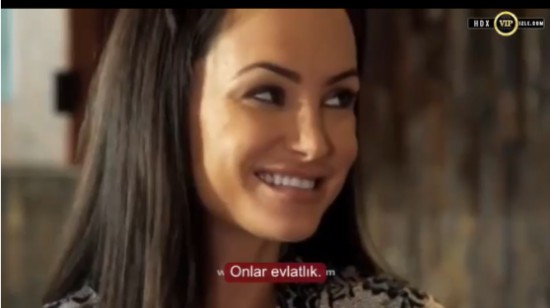 Kızları İzlerken Olgun Kadın Tamirciyi Yatağına Atıyor Türkçe Altyazılı Porno